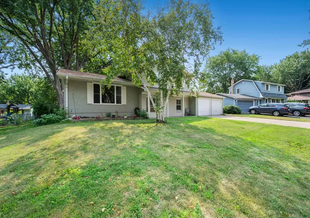 Photo 2 of Sale Pending at 3704 Glen Oaks Ave, Saint Paul, MN 55110 | MLS# 7120941 | Listing updated on 2026-08-29