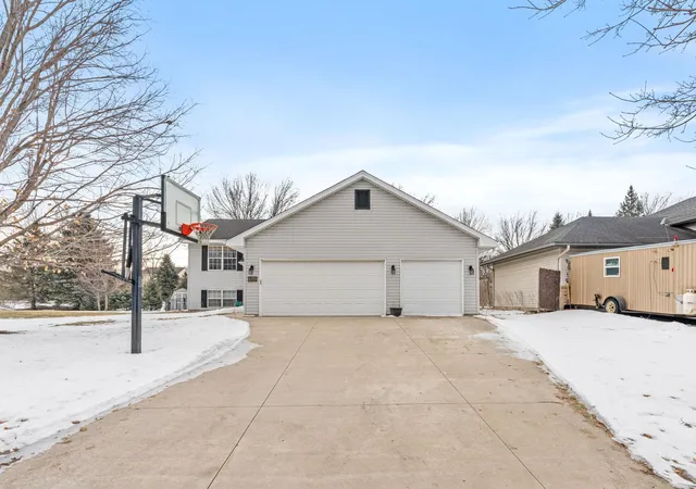 Photo 2 of Single family home for sale at 950 Herbert St, Jordan, MN 55352 | MLS# 7120946 | Listing updated on 2026-08-07