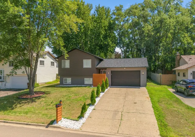 image of 6374 Dawn Wy, Inver Grove Heights, MN 55076 | MLS# 7120973