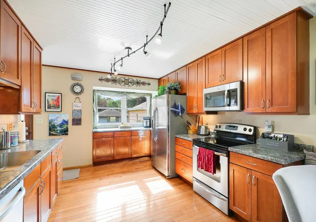 Photo 4 of Sale Pending at 10519 Thomas Ave S, Minneapolis, MN 55431 | MLS# 7121002 | Listing updated on 2026-08-26