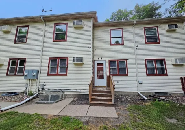 Photo 2 of Single family home for sale at 913 Marion St, Saint Paul, MN 55117 | MLS# 7121011 | Listing updated on 2026-09-01