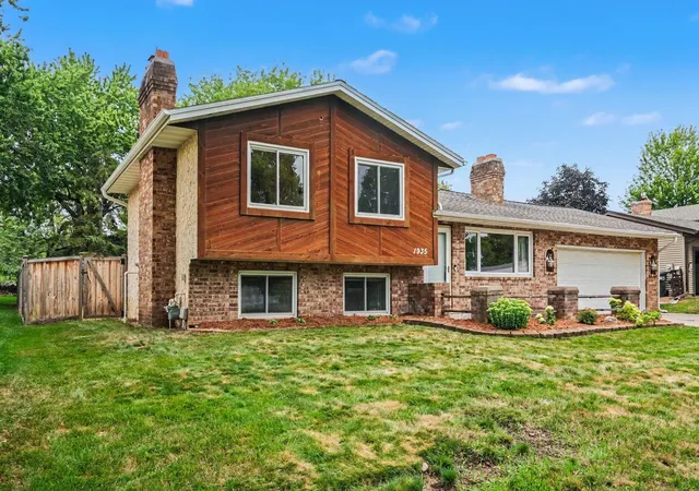 2nd image of 1935 Timber Wolf Trl S, Saint Paul, MN 55122 | MLS# 7121013