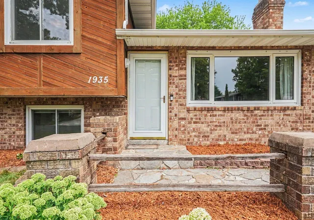 4th image of 1935 Timber Wolf Trl S, Saint Paul, MN 55122 | MLS# 7121013