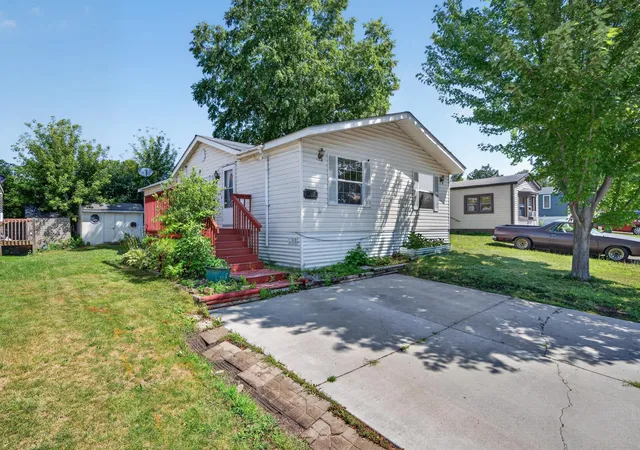 1st image of 2679 Ryan Dr, Saint Paul, MN 55119 | MLS# 7121091