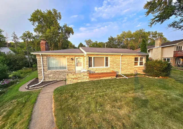 Photo 3 of Single family home for sale at 1736 E Shore Dr, Saint Paul, MN 55109 | MLS# 7121092 | Listing updated on 2026-10-08