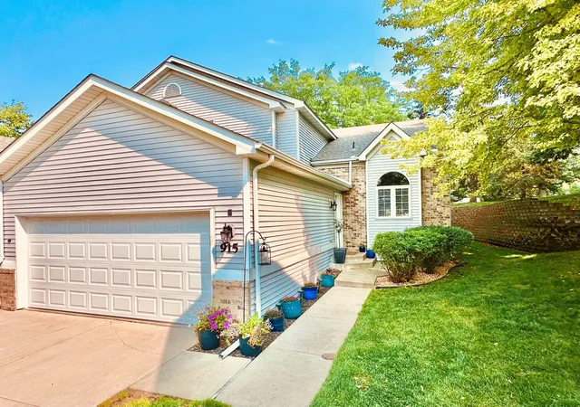 1st image of 915 Kimberly Ln, Chanhassen, MN 55317 | MLS# 7121122