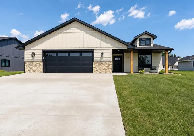 Photo 2 of Single family home for sale at 309 Pinehurst Dr, Mankato, MN 56001 | MLS# 7121155 | Listing updated on 2026-08-13
