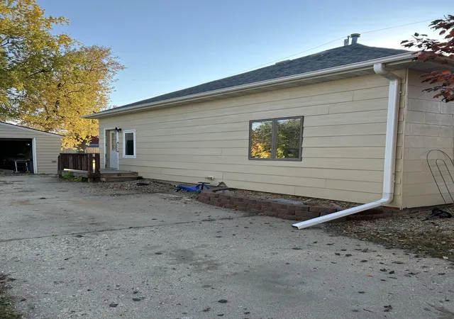 2nd image of 910 4th St Se, Pipestone, MN 56164 | MLS# 7121201