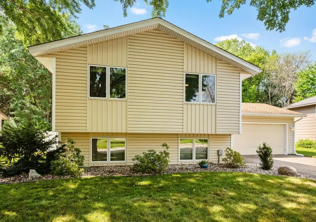 1st image of 717 Dresden Dr, Chaska, MN 55318 | MLS# 7121236