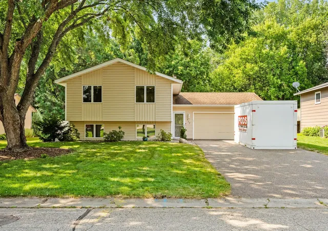 2nd image of 717 Dresden Dr, Chaska, MN 55318 | MLS# 7121236