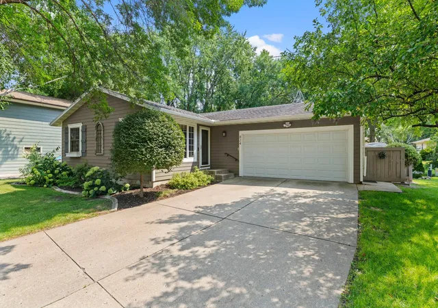 Photo 2 of Sale Pending at 824 Craig Ave Sw, Hutchinson, MN 55350 | MLS# 7121308 | Listing updated on 2026-08-21