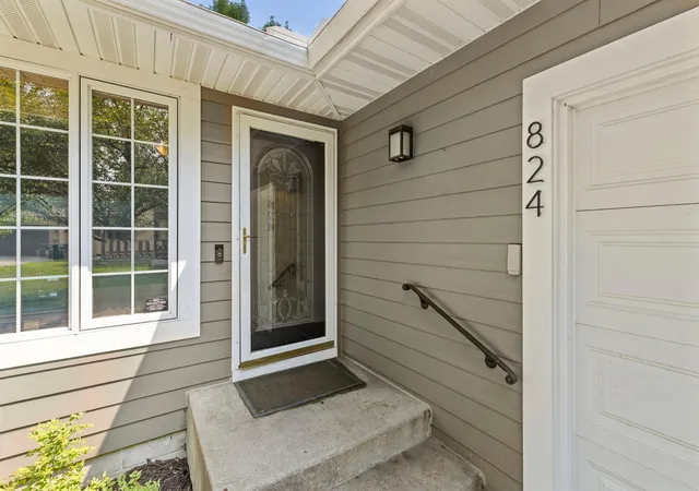 Photo 3 of Sale Pending at 824 Craig Ave Sw, Hutchinson, MN 55350 | MLS# 7121308 | Listing updated on 2026-08-21