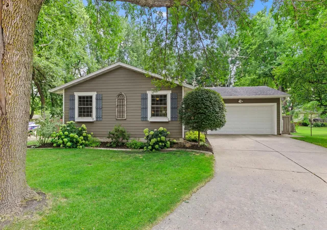 Photo 3 of Sale Pending at 824 Craig Ave SW, Hutchinson, MN 55350 | MLS# 7121308 | Listing updated on 2026-08-21