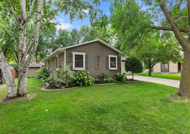 Photo 4 of Sale Pending at 824 Craig Ave SW, Hutchinson, MN 55350 | MLS# 7121308 | Listing updated on 2026-08-21