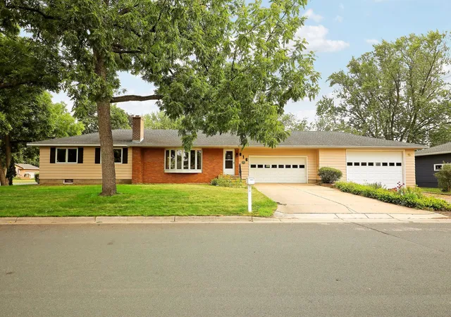 Photo 1 of Single family home for sale at 816 Maple St, Farmington, MN 55024 | MLS# 7121368 | Listing updated on 2026-10-09