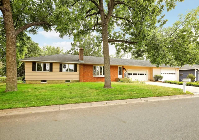 Photo 2 of Single family home for sale at 816 Maple St, Farmington, MN 55024 | MLS# 7121368 | Listing updated on 2026-10-09
