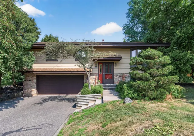 Photo 2 of Single family home for sale at 420 N Comstock Ln, Minneapolis, MN 55447 | MLS# 7121376 | Listing updated on 2026-08-28