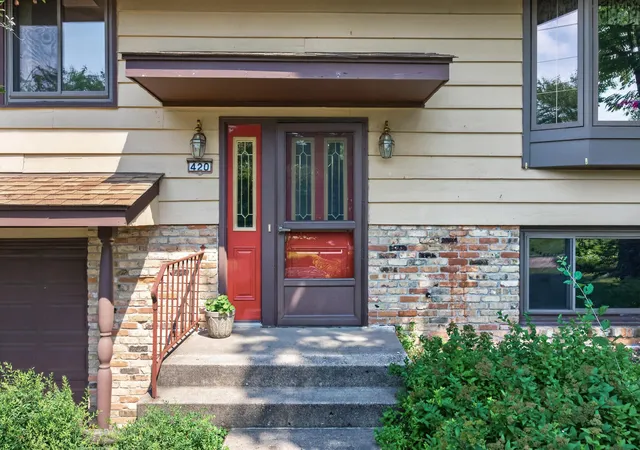 Photo 3 of Single family home for sale at 420 N Comstock Ln, Minneapolis, MN 55447 | MLS# 7121376 | Listing updated on 2026-08-28