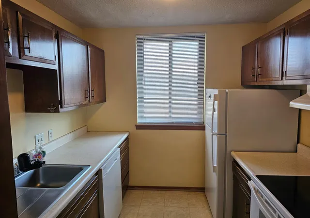 Listing Photo 5 - Condo for sale in building located at 2011 Viking Dr NW, Rochester, MN 55901 - Unit #15
