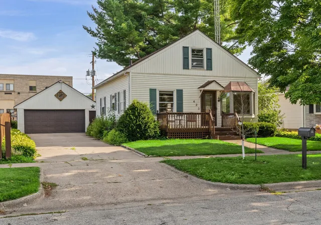 Single family home for sale at 423 S 1st Street, La Crescent, MN 55947 | MLS# 7121508