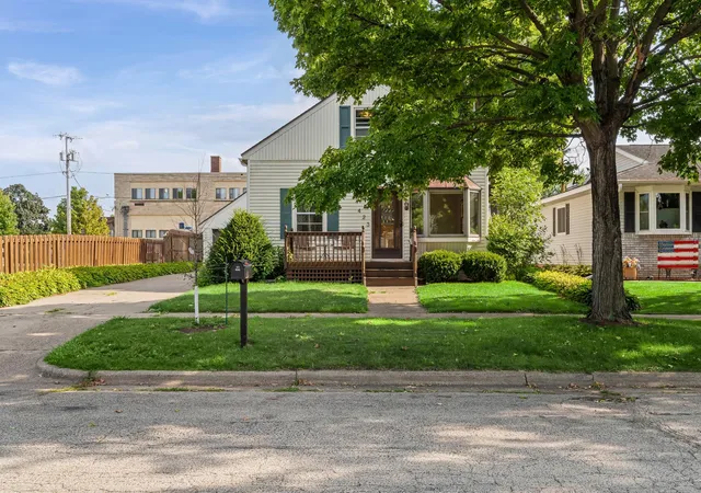 Photo 2 of Single family home for sale at 423 S 1st Street, La Crescent, MN 55947 | MLS# 7121508 | Listing updated on 2026-08-29