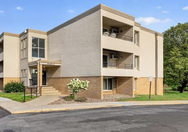 Condo for sale at 1911 Viking Dr NW #17, Rochester, MN 55901 | MLS# 7121635