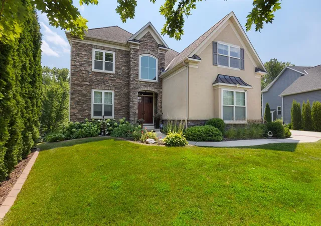 2nd image of 10033 Frederick Pl, Eden Prairie, MN 55347 | MLS# 7121697