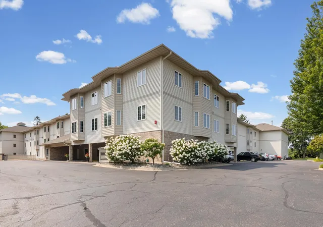 Listing Photo 4 - Condo for sale in building located at 11030 Mississippi Blvd NW, Coon Rapids, MN 55433 - Unit #325