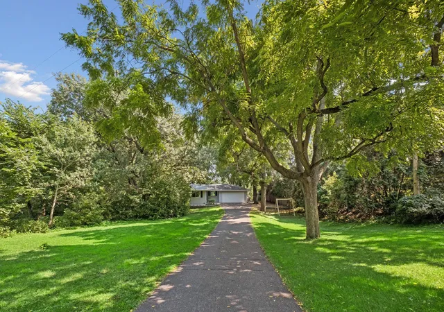 2nd image of 15869 Randall Ln, Minnetonka, MN 55345 | MLS# 7121995