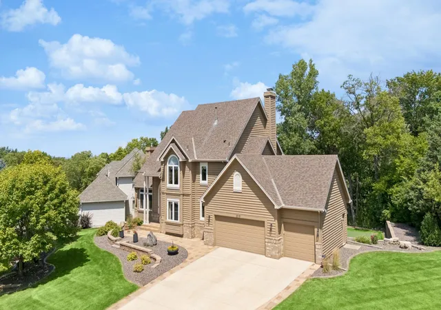 Photo 3 of Single family home for sale at 2078 Royale Dr, Saint Paul, MN 55122 | MLS# 7122035 | Listing updated on 2026-09-16