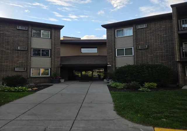 1st image of 3425 Golfview Dr #115, Saint Paul, MN 55123 | MLS# 7122054