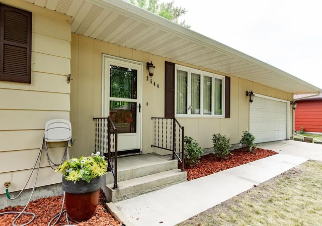 2nd image of 2544 Arrowhead Rd S, Fargo, ND 58103 | MLS# 7122115