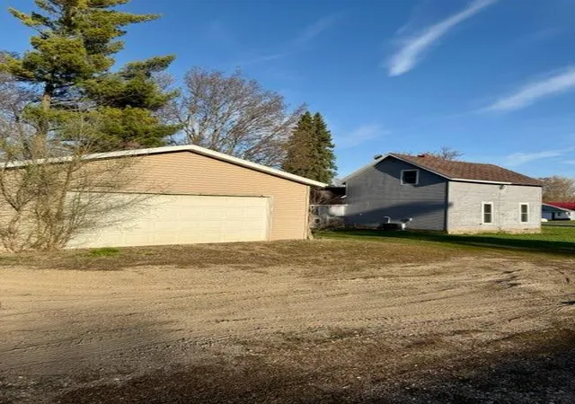 Photo 3 of Single family home for sale at 101 5th Avenue E, Lisbon, ND 58054 | MLS# 7122214 | Listing updated on 2026-08-06