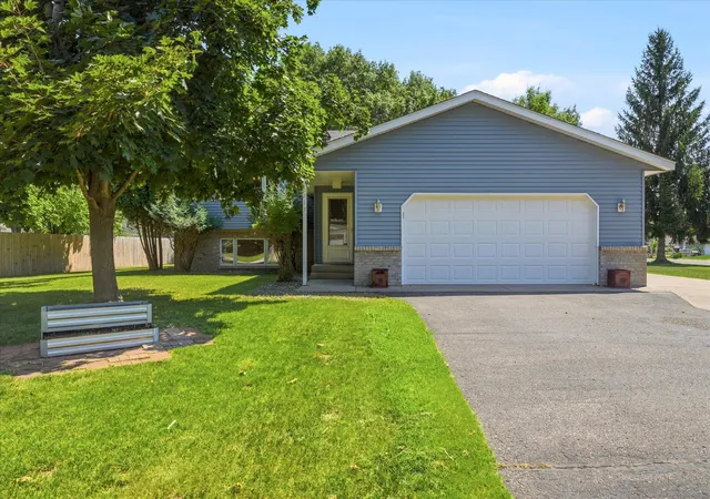 1st image of 1515 32nd Ave Sw, Cambridge, MN 55008 | MLS# 7122292