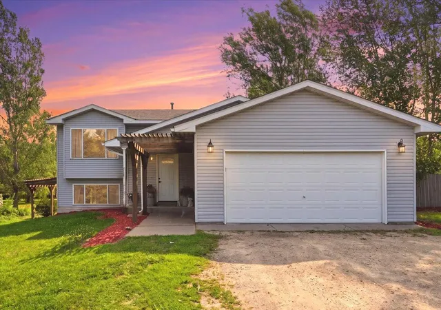 1st image of 983 172nd St, Hammond, WI 54015 | MLS# 7122301