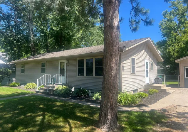 1st image of 415 S Yale Ave, Litchfield, MN 55355 | MLS# 7122343