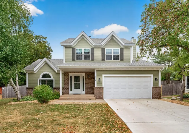 Photo 2 of Single family home for sale at 872 Winterberry Ct, Saint Paul, MN 55125 | MLS# 7122355 | Listing updated on 2026-10-03