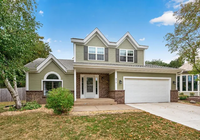 Photo 3 of Single family home for sale at 872 Winterberry Ct, Saint Paul, MN 55125 | MLS# 7122355 | Listing updated on 2026-10-03