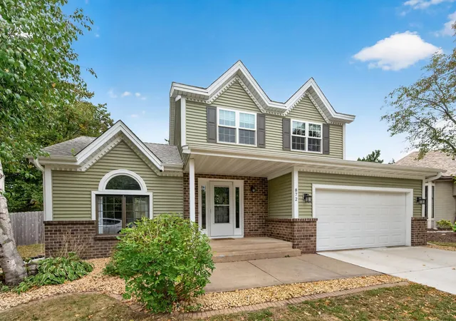 Photo 4 of Single family home for sale at 872 Winterberry Ct, Saint Paul, MN 55125 | MLS# 7122355 | Listing updated on 2026-10-03