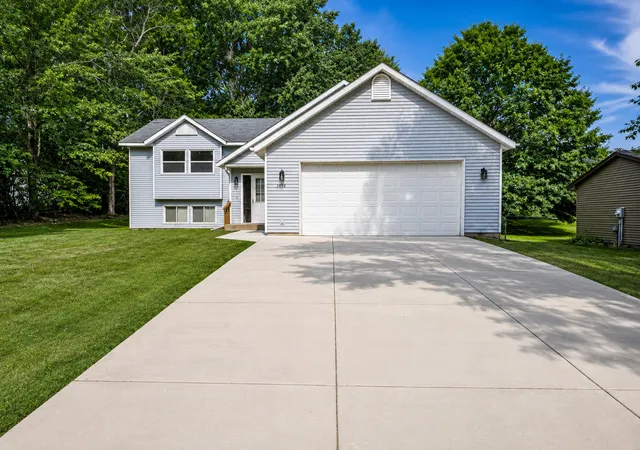 1st image of 3454 Willow Ct, Saint Paul, MN 55110 | MLS# 7122363