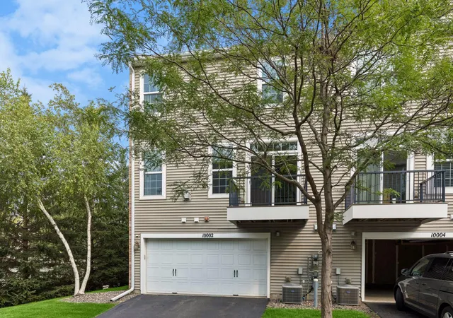 2nd image of 10002 Gentian Dr, Eden Prairie, MN 55347 | MLS# 7122435