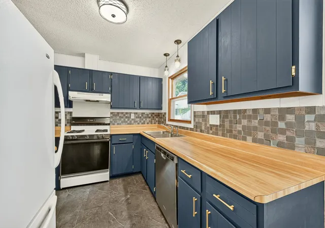 Photo 3 of Single family home for sale at 709 37th St Sw, Rochester, MN 55902 | MLS# 7122469 | Listing updated on 2026-09-14