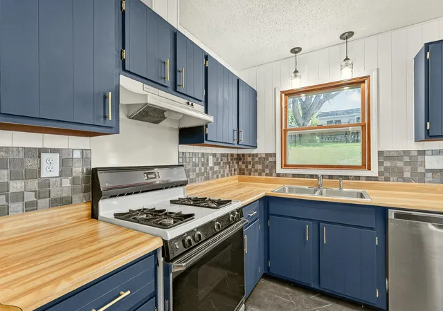 Photo 3 of Single family home for sale at 709 37Th St Sw, Rochester, MN 55902 | MLS# 7122469 | Listing updated on 2026-09-14