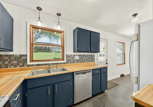 Photo 4 of Single family home for sale at 709 37Th St Sw, Rochester, MN 55902 | MLS# 7122469 | Listing updated on 2026-09-14