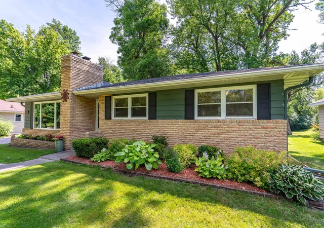 Photo 2 of Single family home for sale at 524 Guttenberg Hts, Fergus Falls, MN 56537 | MLS# 7122496 | Listing updated on 2026-08-31