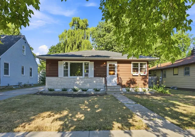 2nd image of 1507 14th St S, Fargo, ND 58103 | MLS# 7122518