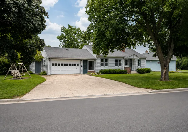 2nd image of 128 N Park Ln, Le Sueur, MN 56058 | MLS# 7122556