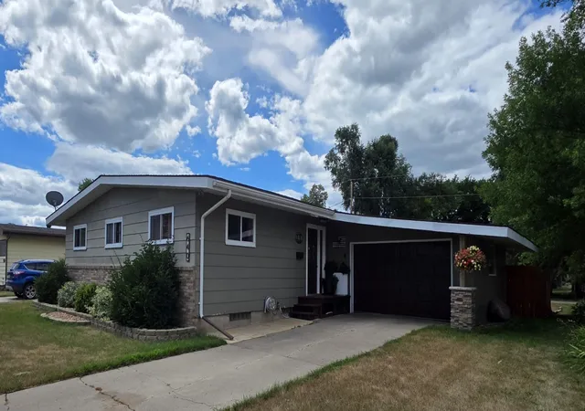 1st image of 640 9th Ave Sw, Valley City, ND 58072 | MLS# 7122559