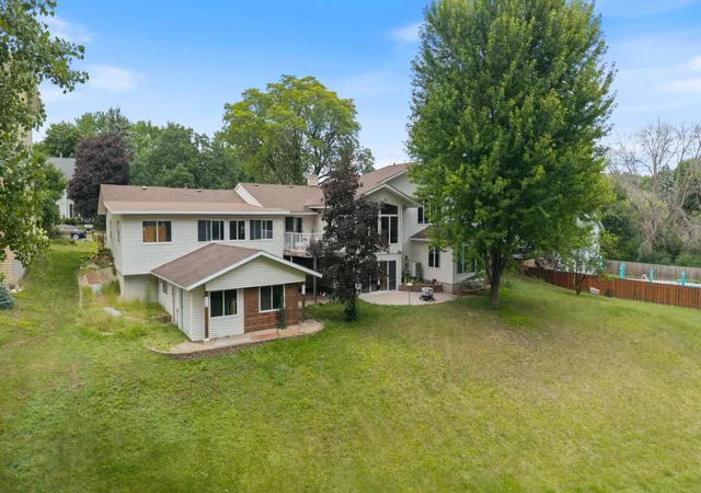 Photo 5 of Single family home for sale at 2305 S Skyline Dr, Burnsville, MN 55337 | MLS# 7122595 | Listing updated on 2026-08-28