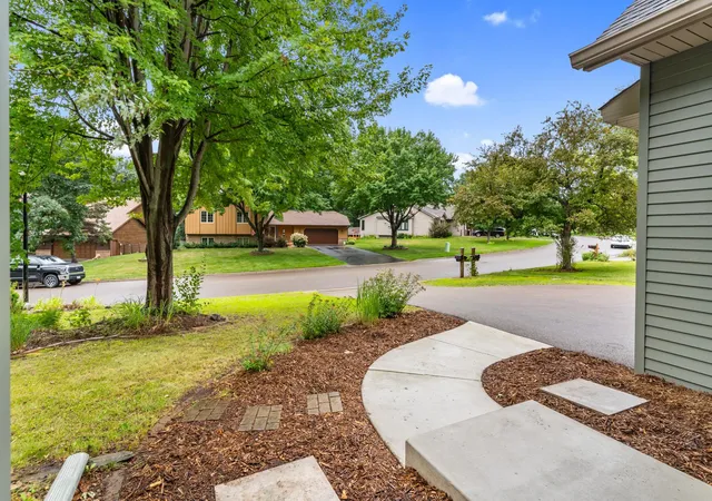 3rd image of 824 Springhill Dr, Burnsville, MN 55306 | MLS# 7122619